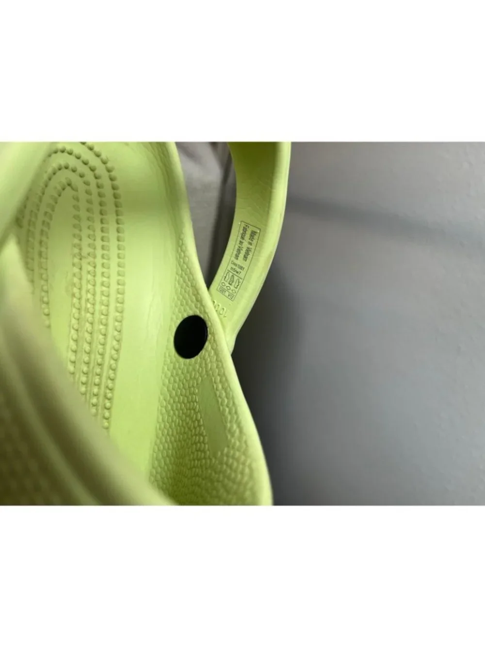 Crocs Unisex Green Classic Slip-On Clogs Size Men's 5 Women's 7